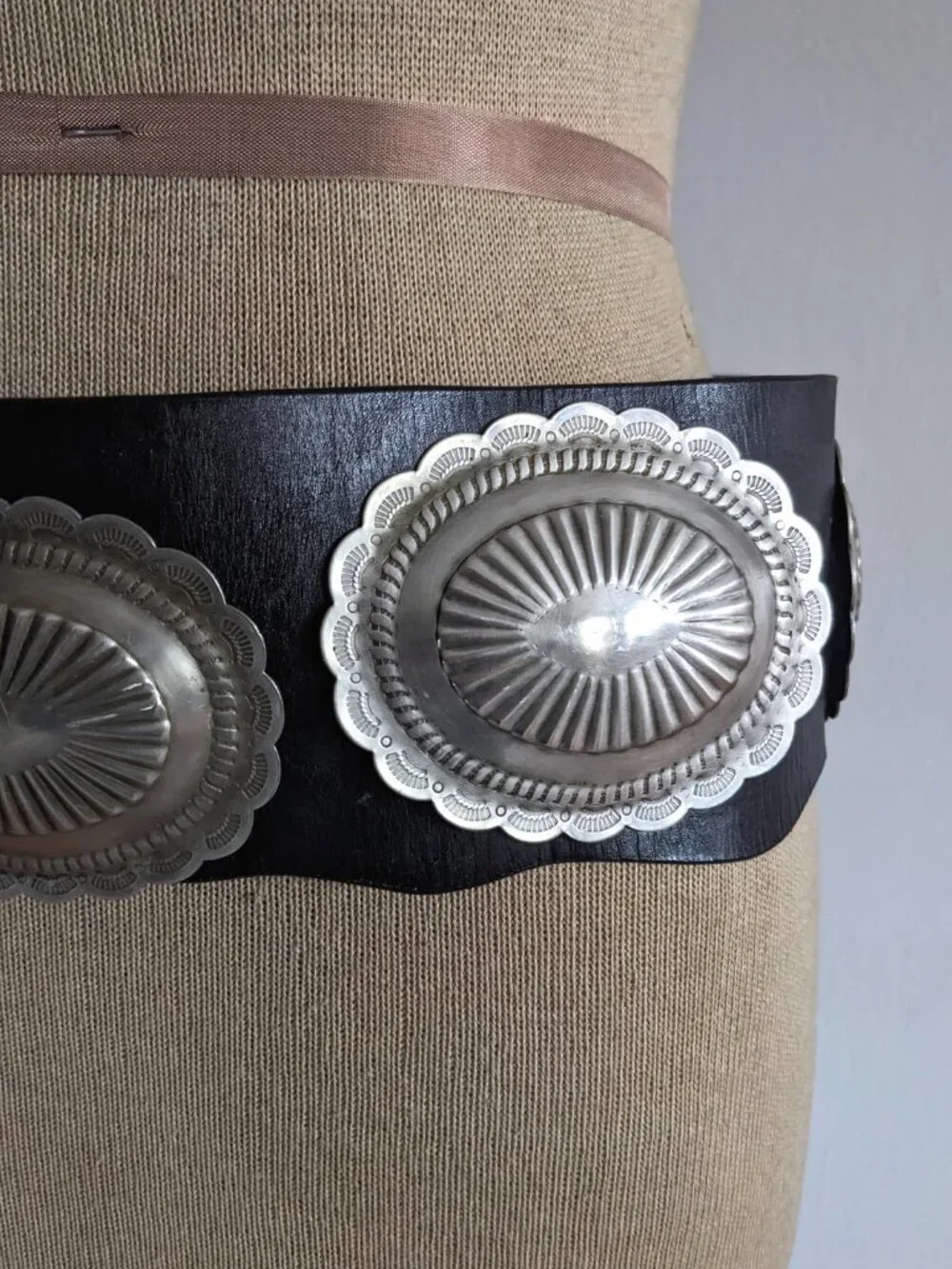 70s Vtg Handmade Silver Medallion & Black Leather Western Belt - Picture 7 of 8